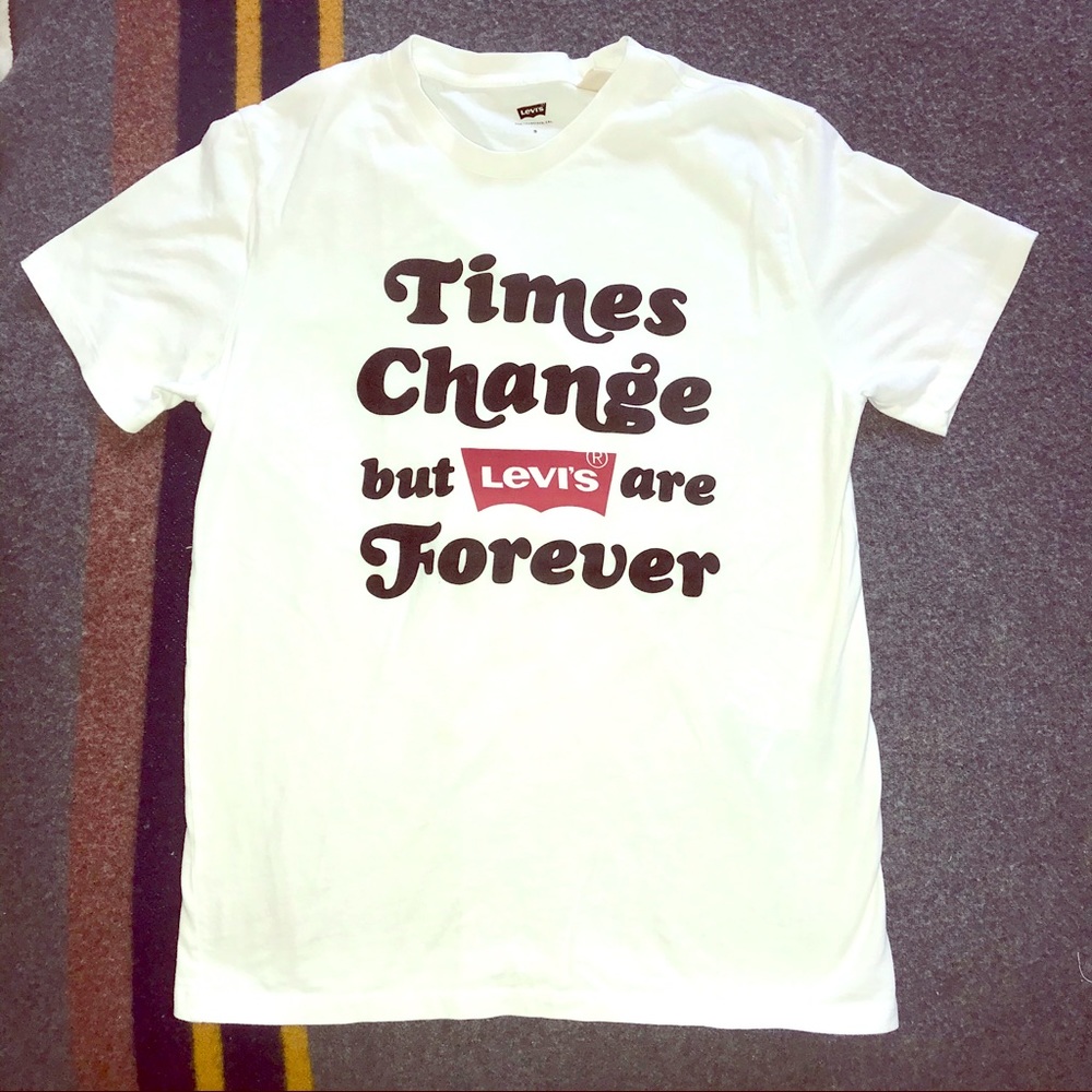 White Levi’s Tee